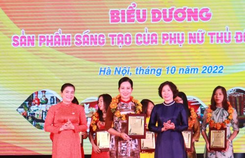 Phó Chủ tịch Thường trực Trung ương Hội LHPN Việt Nam Đỗ Thị Thu Thảo và Chủ tịch Hội LHPN Hà Nội Lê Kim Anh khen thưởng sản phẩm, ý tưởng sáng tạo của phụ nữ Thủ đô năm 2022.