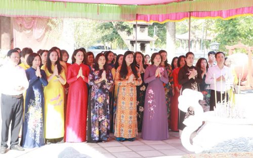 Nữ cán bộ chủ chốt của thành phố dâng hương tại Đền Hát Môn (huyện Phúc Thọ).