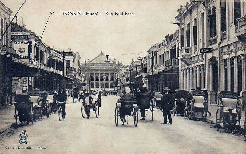 Đường Paul Bert ngày xưa, nay là phố Tràng Tiền, Hà Nội (ảnh: Public Domain) 