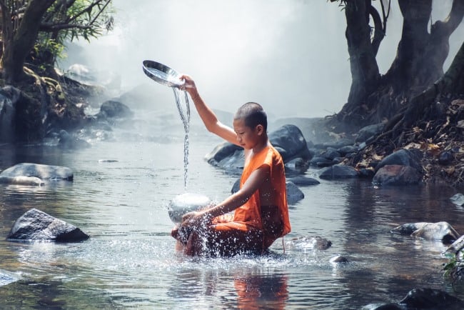 Lòng người như nước trong bát, rót nhẹ thì nước mới trong
