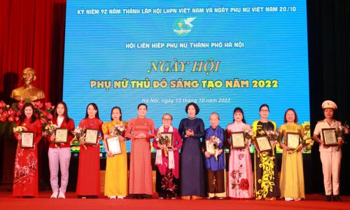 Phó Chủ tịch Thường trực Trung ương Hội LHPN Việt Nam Đỗ Thị Thu Thảo và Chủ tịch Hội LHPN Hà Nội Lê Kim Anh trao tặng danh hiệu Phụ nữ Thủ đô tiêu biểu năm 2022 cho 10 phụ nữ tiêu biểu.