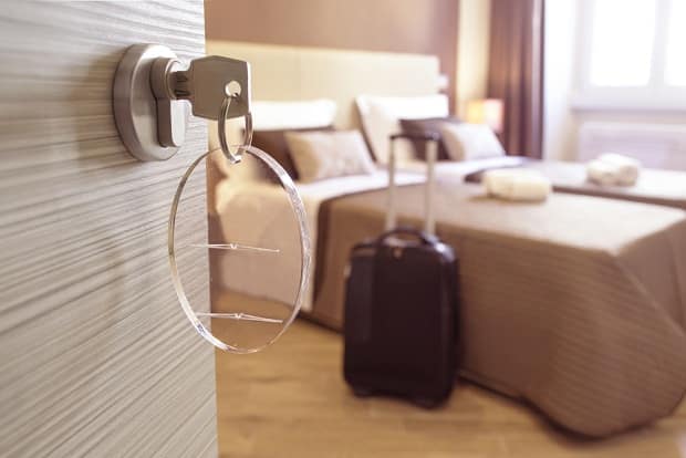 kiểm tra camera ẩn trong phòng khách sạn 