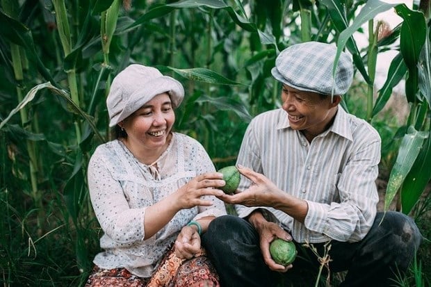 Khen ngợi ưu điểm của nhau, thấu hiểu nỗi khổ của nhau